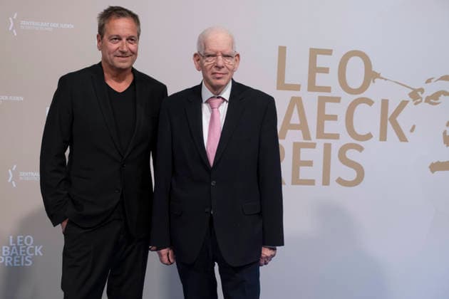 Verleihung des Leo Baeck-Preises 2026 durch den Zentralrat der Juden in Deutschland am Mittwoch (10.06.2026) in Berlin an den Kabarettisten Dieter Nuhr. (Foto v.l.: Dieter Nuhr und Josef Schuster, Praesident des Zentralrats der Juden in Deutschland) Mit dem Preis soll Nuhrs Einsatz gegen Antisemitismus in der Medienlandschaft gewuerdigt werden, begruendete der Zentralrat die Preistraegerwahl. Seit 1957 werden mit dem Leo-Baeck-Preis Persoenlichkeiten geehrt, die sich nach Ansicht des Zentralrats in herausragender Weise um die juedische Gemeinschaft verdient gemacht haben. (Siehe epd-Meldung vom 10.06.2026) EDITORIAL USE ONLY