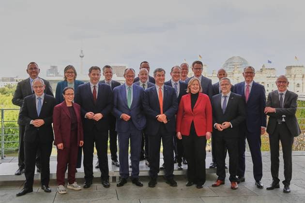 Berlin, Deutschland, 10.06.2026: Bundeskanzleramt: Gespräch mit Vertretern von Gewerkschaften, Wirtschaftsverbänden und Koalition: Teilnehmer auf der Dachterrasse Copyright: xdtsxNachrichtenagenturx dts_122379
