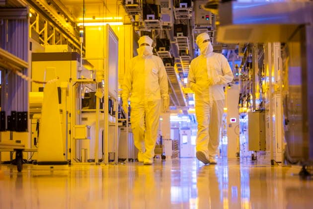 Infineon Technologies AG in Dresden Reinraum der neuen Smart Power Fab der Infineon Technologies AG in Dresden am 10. Juni. Am 2. Juli wird die Smart Power Fab feierlich eröffnet. Das neue Werk ist mit einem Investitionsvolumen von fünf Milliarden Euro die größte Einzelinvestition in der Geschichte von Infineon und eines der größten Investitionsprojekte in Deutschland. 300 mm Waferfertigung am Standort Dresden der Infineon Technologies AG Dresden Sachsen Deutschland