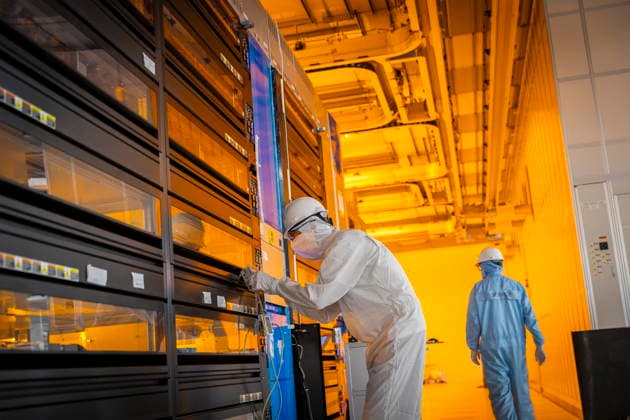 Infineon Technologies AG in Dresden Reinraum der neuen Smart Power Fab der Infineon Technologies AG in Dresden am 10. Juni. Am 2. Juli wird die Smart Power Fab feierlich eröffnet. Das neue Werk ist mit einem Investitionsvolumen von fünf Milliarden Euro die größte Einzelinvestition in der Geschichte von Infineon und eines der größten Investitionsprojekte in Deutschland. Lithografieanlage für die 300 mm Waferfertigung in der neuen Smart Power Fab der Infineon Technologies AG in Dresden Dresden Sachsen Deutschland