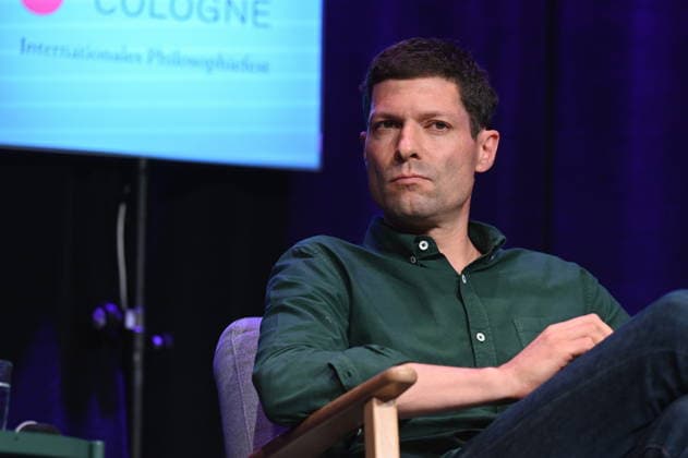 Der Journalist und Autor Ronen Steinke spricht auf der Phil.Cologne, ein internationales Fest für Philosophie