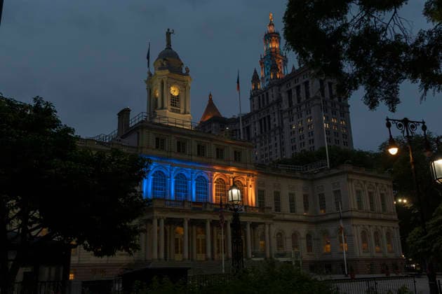 June 10, 2026, New York, New York, USA: As game 4 of the Knicks vs. Spurs NBA finals is played in New York City, City Hall and The David N. Dinkins Manhattan Municipal Building in Manhattan s Civic Center are lit up in blue and orange in support of the New York Knicks. New York USA  - ZUMAr174 20260610_znp_r174_001 Copyright: xGinaxMxRandazzox