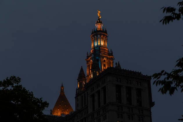 June 10, 2026, New York, New York, USA: As game 4 of the Knicks vs. Spurs NBA finals is played in New York City, The David N. Dinkins Manhattan Municipal Building in Manhattan s Civic Center is lit up in blue and orange in support of the New York Knicks. New York USA  - ZUMAr174 20260610_znp_r174_003 Copyright: xGinaxMxRandazzox