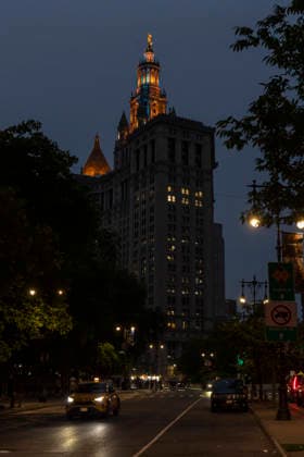 June 10, 2026, New York, New York, USA: As game 4 of the Knicks vs. Spurs NBA finals is played in New York City, The David N. Dinkins Manhattan Municipal Building in Manhattan s Civic Center is lit up in blue and orange in support of the New York Knicks. New York USA  - ZUMAr174 20260610_znp_r174_004 Copyright: xGinaxMxRandazzox