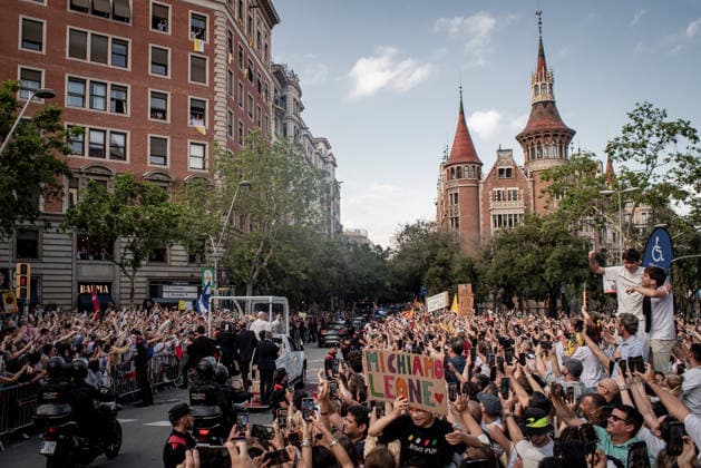 June 10, 2026, Barcelona, Spain: Pope Leo XIV greets crowds gathered along the streets of Barcelona as he rides in the Popemobile on his way to celebrate Mass at the Sagrada Familia during his visit to the Catalan capital. Barcelona Spain  - ZUMAb137 20260610_fap_b137_002 Copyright: xJordixBoixareux