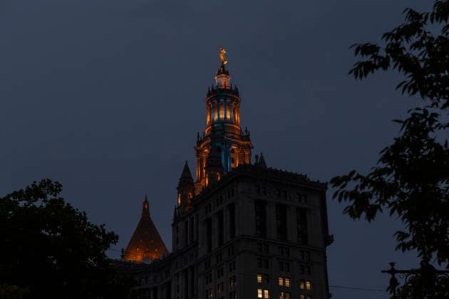 June 10, 2026, New York, New York, USA: As game 4 of the Knicks vs. Spurs NBA finals is played in New York City, The David N. Dinkins Manhattan Municipal Building in Manhattan s Civic Center is lit up in blue and orange in support of the New York Knicks. New York USA - ZUMAr174 20260610_znp_r174_002 Copyright: xGinaxMxRandazzox