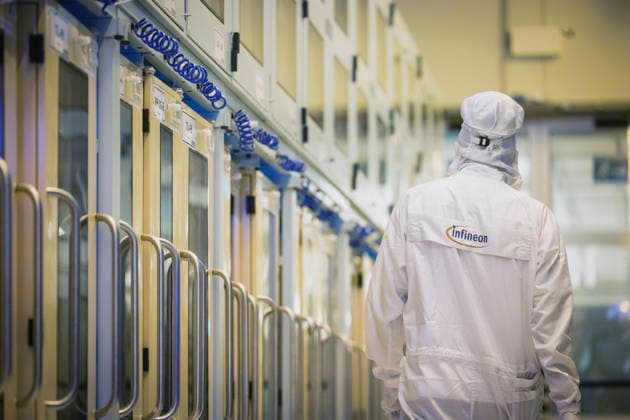 Infineon Technologies AG in Dresden Reinraum der neuen Smart Power Fab der Infineon Technologies AG in Dresden am 10. Juni. Am 2. Juli wird die Smart Power Fab feierlich eröffnet. Das neue Werk ist mit einem Investitionsvolumen von fünf Milliarden Euro die größte Einzelinvestition in der Geschichte von Infineon und eines der größten Investitionsprojekte in Deutschland. 300 mm Waferfertigung am Standort Dresden der Infineon Technologies AG. Dresden Sachsen Deutschland