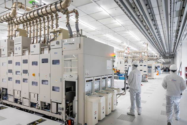 Infineon Technologies AG in Dresden Reinraum der neuen Smart Power Fab der Infineon Technologies AG in Dresden am 10. Juni. Am 2. Juli wird die Smart Power Fab feierlich eröffnet. Das neue Werk ist mit einem Investitionsvolumen von fünf Milliarden Euro die größte Einzelinvestition in der Geschichte von Infineon und eines der größten Investitionsprojekte in Deutschland. Anlage für das chemisch-mechanische Polieren von 300 mm Wafern in der neuen Smart Power Fab der Infineon Technologies AG in Dresden. Dresden Sachsen Deutschland