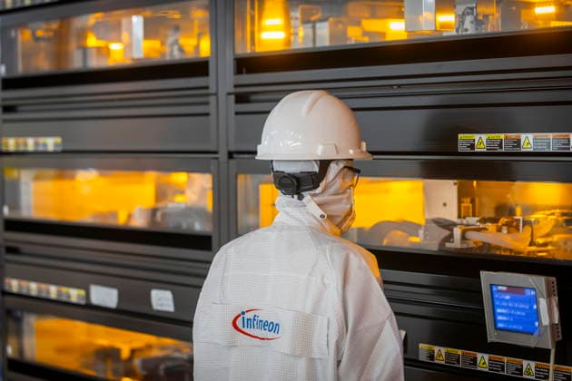 Infineon Technologies AG in Dresden Reinraum der neuen Smart Power Fab der Infineon Technologies AG in Dresden am 10. Juni. Am 2. Juli wird die Smart Power Fab feierlich eröffnet. Das neue Werk ist mit einem Investitionsvolumen von fünf Milliarden Euro die größte Einzelinvestition in der Geschichte von Infineon und eines der größten Investitionsprojekte in Deutschland. Lithografieanlage für die 300 mm Waferfertigung in der neuen Smart Power Fab der Infineon Technologies AG in Dresden. Dresden Sachsen Deutschland