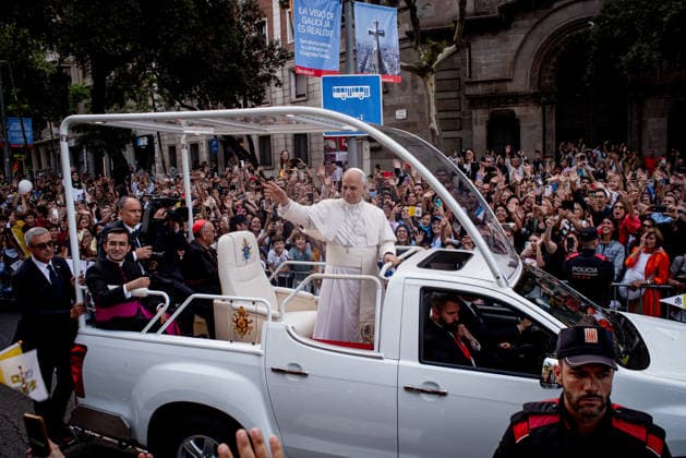June 10, 2026, Barcelona, Spain: Pope Leo XIV greets crowds gathered along the streets of Barcelona as he rides in the Popemobile on his way to celebrate Mass at the Sagrada Familia during his visit to the Catalan capital. Barcelona Spain - ZUMAb137 20260610_fap_b137_003 Copyright: xJordixBoixareux