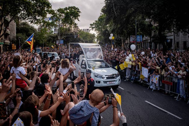 June 10, 2026, Barcelona, Spain: Pope Leo XIV greets crowds gathered along the streets of Barcelona as he rides in the Popemobile on his way to celebrate Mass at the Sagrada Familia during his visit to the Catalan capital. Barcelona Spain - ZUMAb137 20260610_fap_b137_001 Copyright: xJordixBoixareux