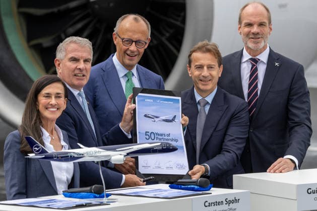 Bundeskanzler Friedrich Merz besucht die ILA 2026 in Berlin, Friedrich Merz besucht die ILA 2026 auf dem Gelände des Flughafens Berlin Brandenburg. Der Bundeskanzler informiert sich über aktuelle Entwicklungen der deutschen und europäischen Luft- und Raumfahrtindustrie und führt Gespräche mit Vertretern der Branche. Berlin Berlin Deutschland Berlin