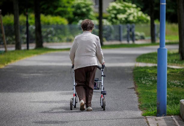 Eine aeltere Frau am Rollator Prenzlau Deutschland Copyright: xThomasxKoehlerx