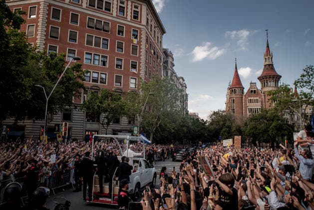 June 10, 2026, Barcelona, Spain: Pope Leo XIV greets crowds gathered along the streets of Barcelona as he rides in the Popemobile on his way to celebrate Mass at the Sagrada Familia during his visit to the Catalan capital. Barcelona Spain  - ZUMAb137 20260610_fap_b137_023 Copyright: xJordixBoixareux