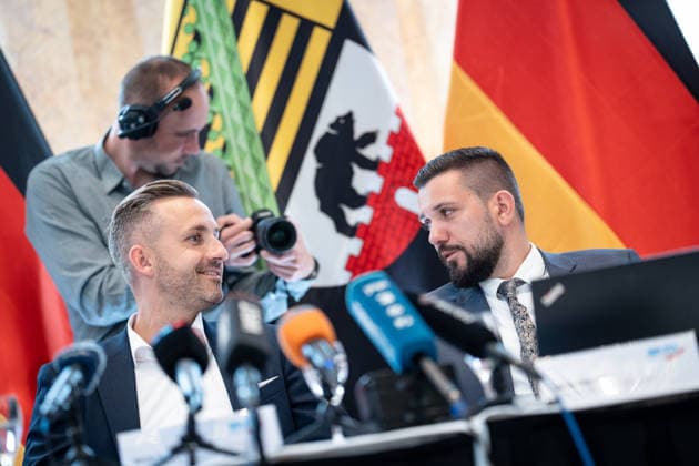 Ulrich Siegmund, Spitzenkandidat zur bevorstehenden Landtagswahl während der Kampagnenvorstellung im Ratswaage Hotel Magdeburg, mit Tobias Rausch (von links);Vorstellung Wahlkampagne der AfD zur Landtagswahl 2026 in Sachsen-Anhalt, Magdeburg Sachsen-Anhalt Deutschland Ratswaage Hotel