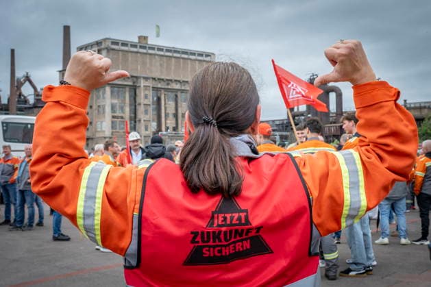 12.06.2026, Saarland, Voelklingen. Bis zu 10.000 Stahlarbeiter demonstrieren am Freitag im Rahmen eines Stahlaktionstages in der Völklinger Innenstadt. Drei Demonstrationszüge treffen sich gemeinsam am Hindenburgplatz wo eine Kundgebung stattfindet. Die Beschäftigten protestieren für niedrigere Energiepreise und gegen Änderungen beim grünen Stahl. Es gehe dabei um die Zukunft der Stahlindustrie und der Beschäftigten.