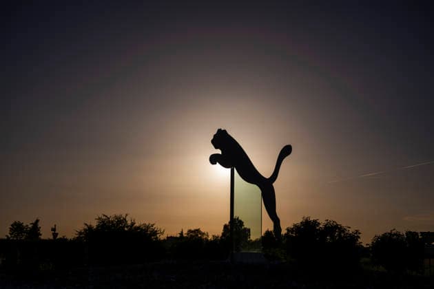 12.06.2026, Herzogenaurach in Bayern. Headquarter der Sportartikelfirma Puma SE am Unternehmenssitz in Herzogenaurach. An der Strasse auf dem Kreisverkehr steht der springende Puma, das Logo und Wahrzeichen der börsennotierten Weltfirma. (Bildbearbeitung) 12.06.2026, Herzogenaurach 12.06.2026, Herzogenaurach