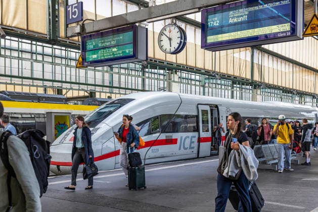 Reisende im Bahnhof, Fahrgäste und Abfahrttafel im Hauptbahnhof Stuttgart. ICE. 12.06.2026, Stuttgart, Baden-Württemberg, Deutschland