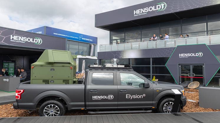 Publikumstag auf ILA Berlin 2026, Berlin, 13.06.2026 Ford F-150 Pickup mit Hensoldt-Beschriftung und dem Aufklärungssystem Elysion am Aussenstand des Ruestungsunternehmens Hensoldt. Im Hintergrund ist ein weiteres militaerisches Geraet sowie ein Rheinmetall-Stand sichtbar. Schöneberg Berlin ExpoCenter Airport Brandenburg Deutschland