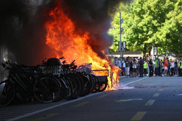 Genf, Schweiz, 14.06.2026: Anti-G7-Protest: Demonstranten protestieren gegen den G7-Gipfel 2026, der im benachbarten Évian-les-Bains, Frankreich, stattfindet. Protestler haben einen Brand gelegt. Copyright: xdtsxNachrichtenagenturx dts_122932