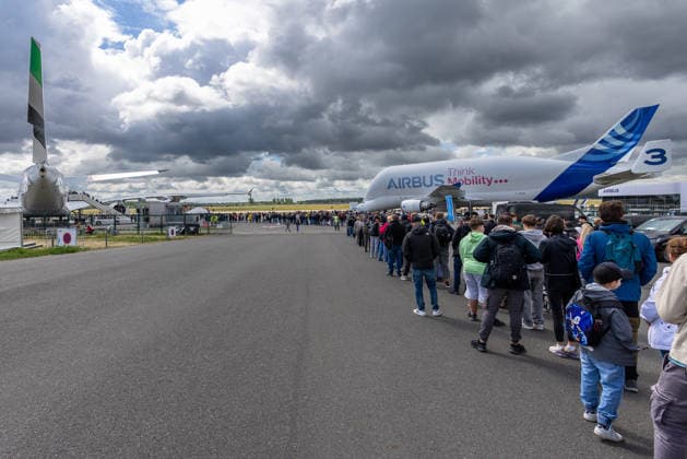 Publikumstag auf ILA Berlin 2026, Berlin, 14.06.2026 Lange Besucherschlange vor einem Airbus Beluga (F-GSTC, MSN3) auf einem Luftfahrtmesse-Gelände. Hunderte Meter reihen sich Interessierte an, um das Emirates A380 zu besichtigen. Das wechselhafte Wetter mit aufziehendem Bewölkung praegt die Szene. Schöneberg Berlin ExpoCenter Airport Brandenburg Deutschland