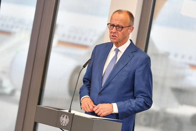 Schönefeld bei Berlin, Brandenburg, Deutschland, 15.06.2026: Flughafen BER: Statement vor dem Abflug zum G7-Gipfel nach Évian-les-Bains: Bundeskanzler Friedrich Merz (CDU) Copyright: xdtsxNachrichtenagenturx dts_123054