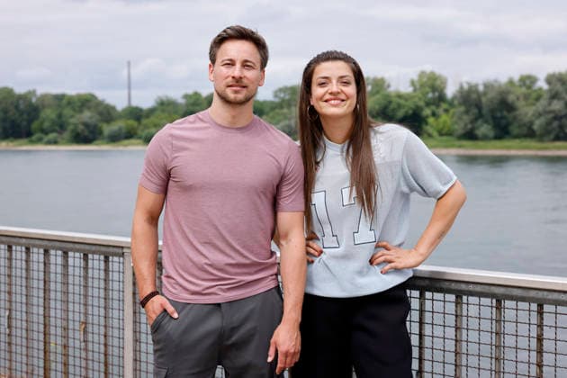 Schauspieler Timmi Trinks (Rolle: Bootsführer Mark Neumann) und Schauspielerin Altine Emini (Rolle: Teamassistentin Samira Leka Sam) bei einem Set-Termin zur ZDF-Krimi-Serie WaPo Duisburg in Niehl. Köln, 15.06.2026 NRW Deutschland Copyright: xChristophxHardtx