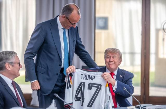 Évian-les-Bains, Frankreich, 16.06.2026: Hotel Royal: G7-Gipfel: Friedrich Merz übergibt ein Deutschlandtrikot an US-Präsident Donald Trump; Keir Starmer schaut zu (Foto: Michael Kappeler, Pool)