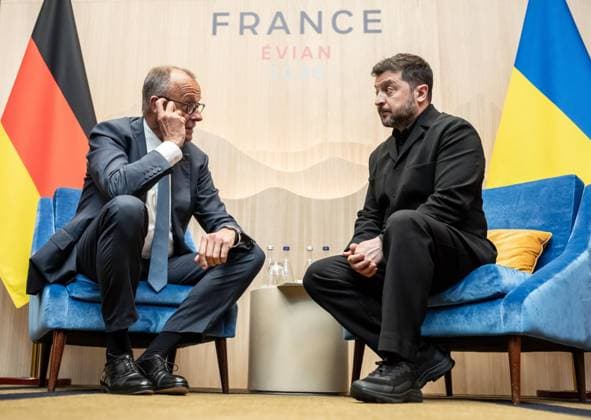 Évian-les-Bains, Frankreich, 16.06.2026: Hotel Royal: G7-Gipfel: Bundeskanzler Friedrich Merz (CDU) und Wolodymyr Selenskyj (Foto: Michael Kappeler, Pool)