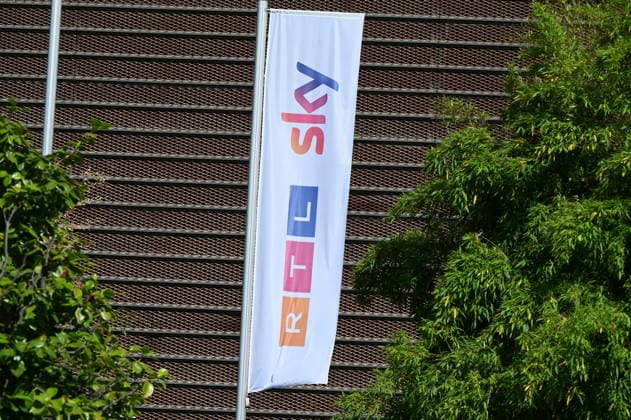 Logo, Schriftzug RTL Television, kurz RTL, kurz für Radio Télévision Luxembourg, ein deutschsprachiger Privatsender der RTL Group mit Sitz in Köln. Er ist als Ableger des deutschsprachigen Radioprogramms Radio Luxemburg entstanden.RTL Deutschland und Sky Deutschland sind nun ein gemeinsames Unternehmen und gehören damit zu den führenden Anbietern im deutschen Streaming- ...