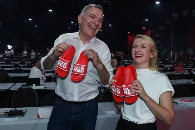 News Bilder des Tages 10. Bundesparteitag der Partei Die Linke am 19.06.2026 in der Metropolis Halle in Potsdam Hallenrundgang mit den Parteivorsitzenden Jan van Aken ( Parteivorsitzender Die Linke ), links - Ines Schwerdtner ( Parteivorsitzende Die Linke ), rechts - zeigen Badelatschen mit der Aufschrift: Walking Red