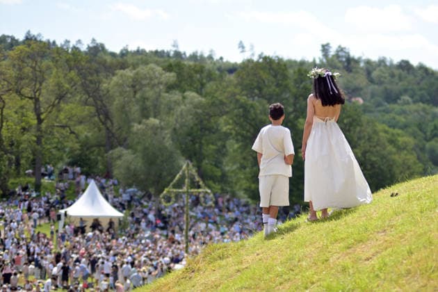 GOTHENBURG, SWEDEN 20260619 Midsummer celebrations at Gunnebo Castle and Gardens in Mölndal, outside Gothenburg, featuring dancing around the maypole GOTHENBURG SWEDEN x9200x,detected_source_language  Copyright: xHannaxBrunlöf TTx MIDSOMMARFIRANDE 2026 RTx_yNMHP48