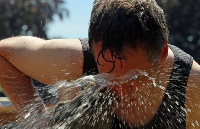 News Bilder des Tages Hitzewelle in Deutschland: Abkühlung an einem Wasserstrahl.