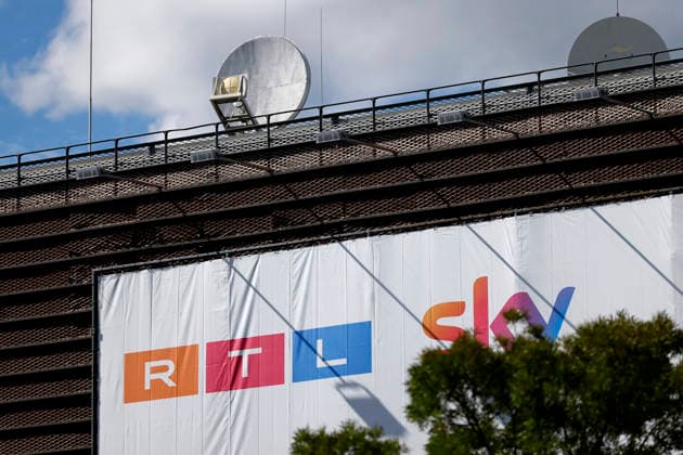 Ein Plakat am Hauptsitz des TV-Sender RTL am Picassoplatz in Köln Deutz - vor wenigen Wochen hat man die Fusion mit Sky verkündet. RTL steckt in einer Krise aus Quotendruck und starker Streaming-Konkurrenz. Mit dem Kauf von Sky Deutschland seit dem 1. Juni 2026 für mindestens 150 Mio. Euro versucht der Kölner Sender den Befreiungsschlag. (Themenbild, Symbolbild) Köln, 17.06.2026 NRW Deutschland Copyright: xChristophxHardtx
