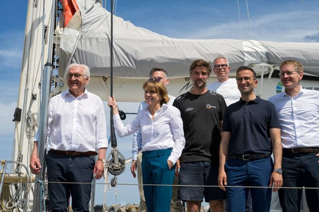 Bundespräsident Steinmeier in Kiel Anlässlich der Kieler Woche 2026 ist Bundespräsident Frank-Walter Steinmeier in der Landeshauptstadt Kiel. Er und seine Frau Elke Büdenbender nehmen an einer kurzen Ausfahrt auf dem neuen Forschungs - Segler Malizia Explorer von Boris Hermann auf der Kieler Förde Tei. An Bord ebenfalls der Kieler Oberbürgermeister Samet Ylmazund Schleswig-Holsteins Ministerpräsident Günther nebst Ehefrauen. Kiel Schilksee Olympiahafen Schleswig-Holstein Deutschland