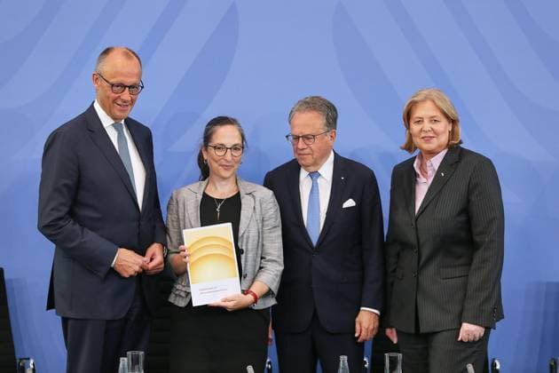 Berlin, Deutschland, 23.06.2026: Bundeskanzleramt: Übergabe des Berichts der Alterssicherungskommission: Bundeskanzler Friedrich Merz (CDU), Constanze Janda, Frank-Jürgen Weise und Bundesministerin für Arbeit und Soziales Bärbel Bas (SPD) Copyright: xdtsxNachrichtenagenturx dts_124450