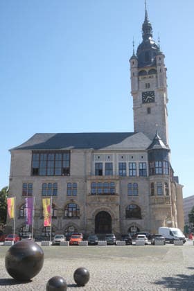 24.06.2026 Sonderstadtrat zum Fall Alicia im Rathaus Dessau-Roßlau Das Rathaus von Dessau-Roßlau. Nur die offenen Fenster des nicht klimatisierten Ratsaals zeugen von Aktivitäten im Inneren. Dessau-Roßlau Sachsen-Anhalt Deutschland