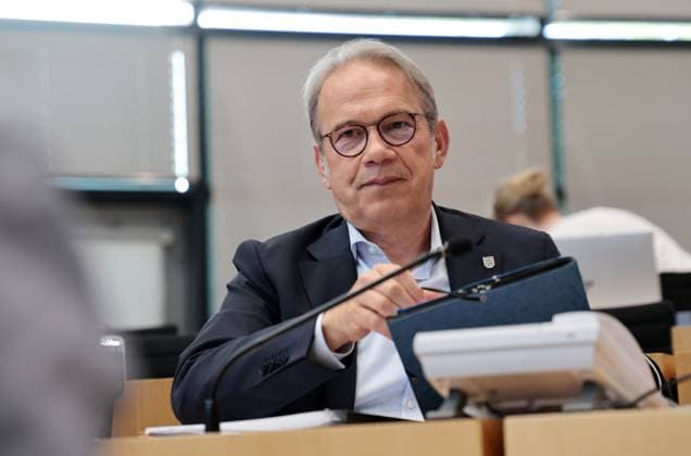 Plenum Thueringer Landtag 24.06.2026, Erfurt, Thueringer Landtag, 46. Plenarsitzung, Sonderplenum - Bundesparteitag der AfD vor rechtswidrigen Blockaden und politischer Einschuechterung schuetzen im Bild: Minister fuer Inneres und Kommunales Georg Maier (SPD)