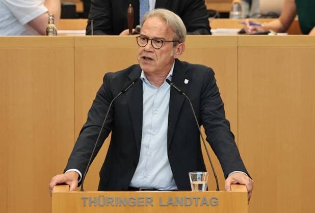 Plenum Thueringer Landtag 24.06.2026, Erfurt, Thueringer Landtag, 46. Plenarsitzung, Sonderplenum - Bundesparteitag der AfD vor rechtswidrigen Blockaden und politischer Einschuechterung schuetzen im Bild: Minister fuer Inneres und Kommunales Georg Maier (SPD) am Rednerpult