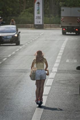 E-Roller, junges Mädchen und kleiner Junge fahren mit E-Scooter. Erlaubt ist die Fahrt eigenen Elektro-Rollern ab 14 Jahren und Mietscooter ab 18 Jahren für Einzelpersonen. Nutzung durch Kinder unter 14 Jahren: 90 Euro, 1 Punkt , Berlin E-Roller, junges Mädchen und kleiner Junge fahren mit E-Scooter. Erlaubt ist die Fahrt eigenen Elektro-Rollern ab 14 Jahren und Mietscooter ab 18 Jahren für Einzelpersonen. Nutzung durch Kinder unter 14 Jahren: 90 Euro, 1 Punkt , Berlin