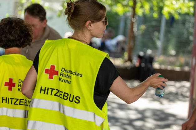 Hitze-Rekord in Stuttgart: DRK-Hitzebus im Dauereinsatz, Der Deutsche Wetterdienst (DWD) hat eine amtliche Hitzewarnung herausgegeben, während in Stuttgart die Thermometer auf Rekordwerte klettern. Um die Menschen auf den Straßen vor den extremen Temperaturen zu schützen, ist das DRK Stuttgart ab sofort mit dem Hitzebus im Dauereinsatz. Rund 58 ehrenamtliche Helferinnen und Helfer teilen sich die Schichten auf, um Betroffene unermüdlich mit kühlem Wasser, Sonnencreme und lebenswichtiger Hilfe zu versorgen. Stuttgart Baden Württemberg Deutschland