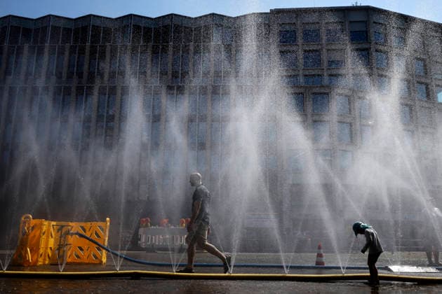 Passanten erfrischen sich an Wasserfontänen, die von der Stadt Köln im Rahmen der Hitzeaktion Cooling Cologne auf dem Rudolfplatz ausgelegt wurden. Laut einer Messstation des Deutschen Wetterdienst DWD fiel am heutigen Freitag der deutsche Hitze-Rekord, es war mit 41,3 Grad im Saarland so heiß wie noch nie in Deutschland seit Beginn der Wetteraufzeichnungen. (Themenbild, Symbolbild) Köln, 26.06.2026 NRW Deutschland Copyright: xChristophxHardtx
