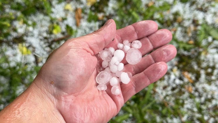 News Bilder des Tages Neben der extremen Hitze rückt seit den Samstagmittagstunden die Unwettergefahr immer mehr in den Vordergrund. Gegen 13 Uhr entwickelten sich im Sauerland heftige Unwetter. Vor allem die Gegend um Mars war betroffen. Schwerer Sturm und Hagel, zusammen mit heftigen Starkregen gingen vor allem in Giershagen nieder. Der Hagel sammelte sich auf den Wiesen. Äste lagen auf den Straßen. Starkregen peitschte durch den Ort. Straßen in der Umgebung wurden überflutet. Es ist nur ein kleiner Vorgeschmack auf heftige Gewitter ab den Abendstunden in Westdeutschland. Die Temperatur stürzte in dieser Region von knapp 40 ¡C auf angenehme 17 ¡C. Giershagen Nordrhein-Westfalen Deutschland