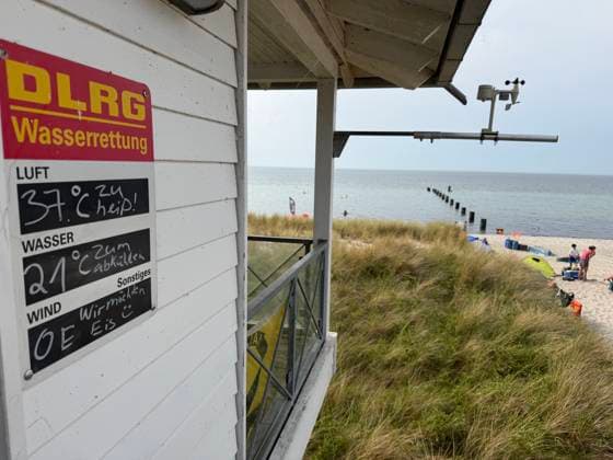 News Bilder des Tages Ostseebad Rerik Rerik 27..06.2026 Ostseebad Hitze an der Ostseeküste in Rerik Heute 37 Grad gemessen von der DLRG dahinter Die Wetterstation Rerik Ort Mecklenburg-Vorpommern Deutschland