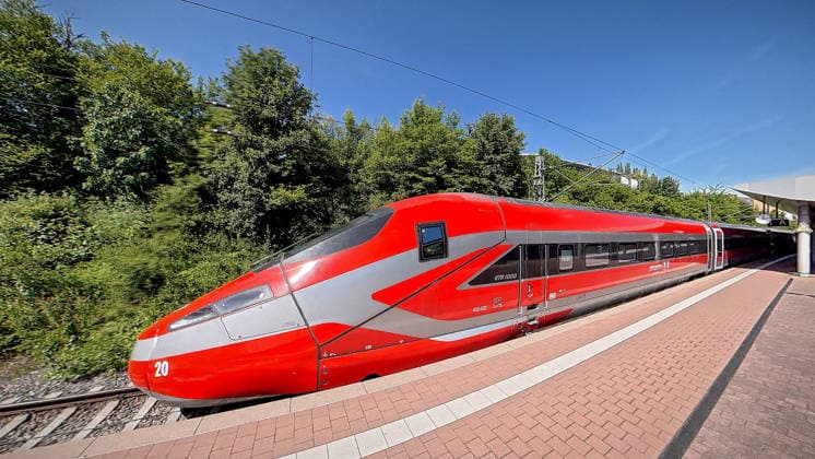 Trenitalia führt Testfahrten durch. Die Züge vom Typ Frecciarossa 1000 absolvieren diese technischen Prüfungen, um die offizielle Zulassung für das deutsche Schienennetz zu erhalten. Die italienische Staatsbahn Trenitalia führt derzeit ausgedehnte Testfahrten in Deutschland und Österreich durch. Bahnhof Kassel-Wilhelmshöhe. DEU, Deutschland, Hessen, Kassel, 18.06.2026