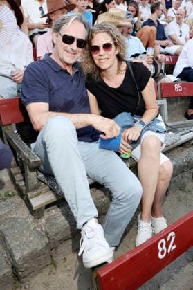 Helmut Zierl mit Ehefrau Sabrina Böcker bei der Premiere von Im Tal des Todes bei den Karl-May-Spielen 2026 im Freilichttheater am Kalkberg. Bad Segeberg, 27.06.2026