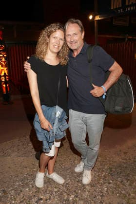 Helmut Zierl mit Ehefrau Sabrina Böcker bei der Premiere von Im Tal des Todes bei den Karl-May-Spielen 2026 im Freilichttheater am Kalkberg. Bad Segeberg, 27.06.2026