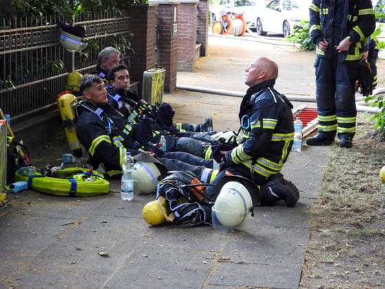 News Bilder des Tages CNTV DACHBRAND _ Dachstuhlbrand an einer Villa. Die Feuerwehrleute kommen aufgrund der Hitze an ihre koerperlichen Belastungsgrenzen und wurden mehrfach ausgetauscht 27.06.2026 Hamburg Wandsbek-Marienthal Hamburg Deutschland