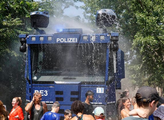 News Bilder des Tages Wasser Marsch Berlin leidet unter der Hitze. Um den Menschen eine kleine Abkühlung zu verschaffen, rückt die Berliner Polizei mit Wasserwerfern an. Im Park am Gleisdreieck genießen Parkbesucher den feinen Sprühnebel, eine kurze Abkühlung bei der Hitzewelle, Berlin, 28.06.2026 Berlin Berlin Deutschland