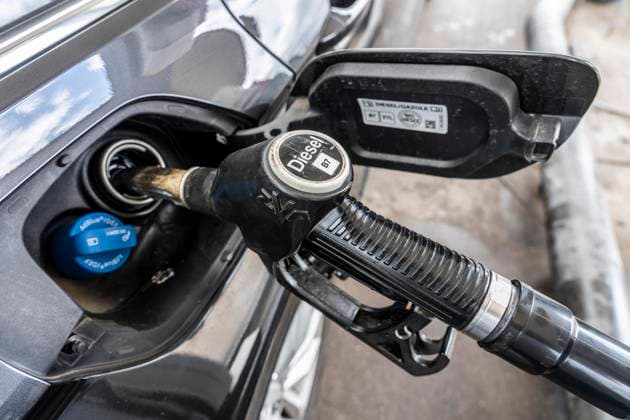 PKW Betankung, Zapfhahn für Diesel Kraftstoff, Zapfsäule einer Tankstelle, Zapfsäule